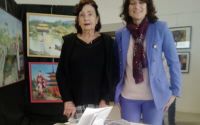 Blondinette à la galerie, en faveur de l’enfance maltraitée.